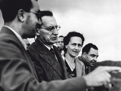 Il Presidente del Consiglio Alcide De Gasperi , al centro nella foto tratta dal sito " L'isclano", nel 1946 ad Ischia. L' ultimo a destra è il sindaco d' Ischia, Vincenzo Telese. Il Presidente del Consiglio Alcide De Gasperi , al centro nella foto tratta dal sito " L'isclano", nel 1946 ad Ischia. L' ultimo a destra è il sindaco d' Ischia, Vincenzo Telese.
