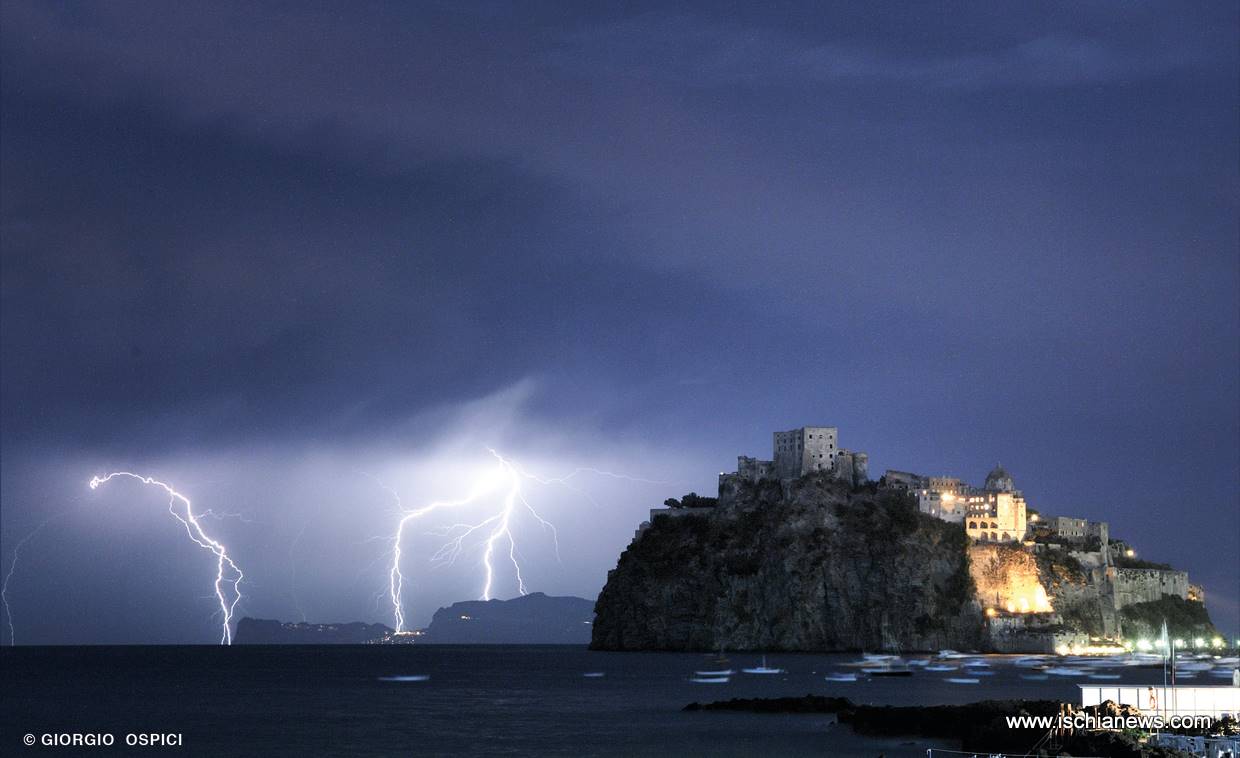 Castello_Aragonese_e_tempesta_su_Capri