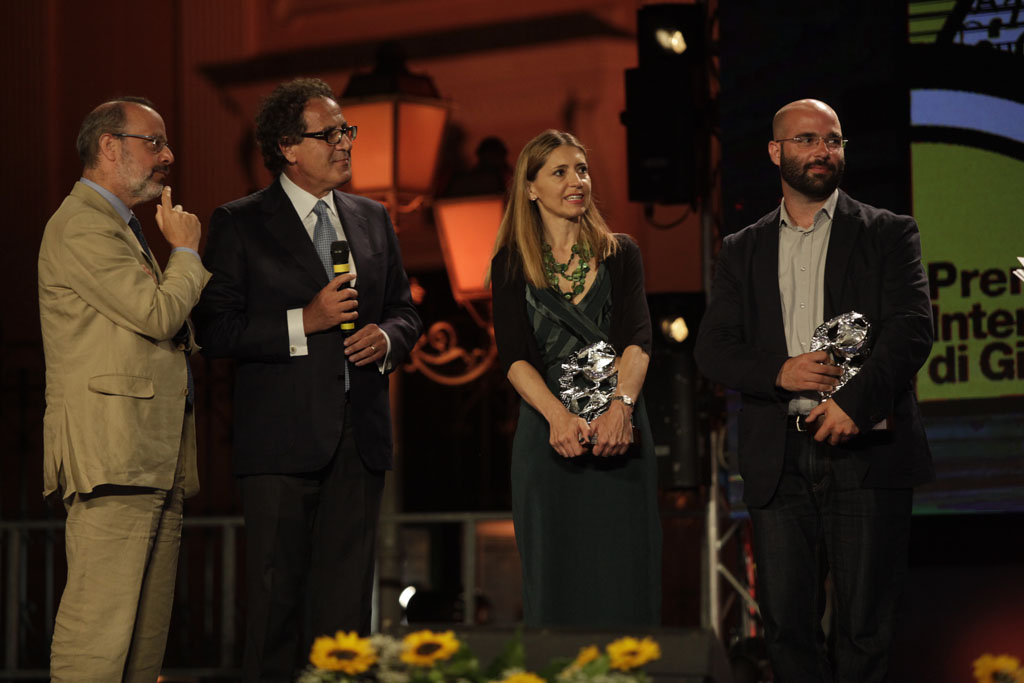da sx Giovanni Maria Vian dir. Oss. Romano Pasquale Sommese ass. turismo Reg. Camp. Franca Giansoldati e Alessandro di Meo Premio  reportage