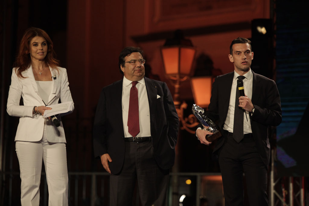 da sx Paola Saluzzi Maurizio Maddaloni presidente Camera Commercio di Napoli Francesco Guerrera Premio Ischia Internazionale 