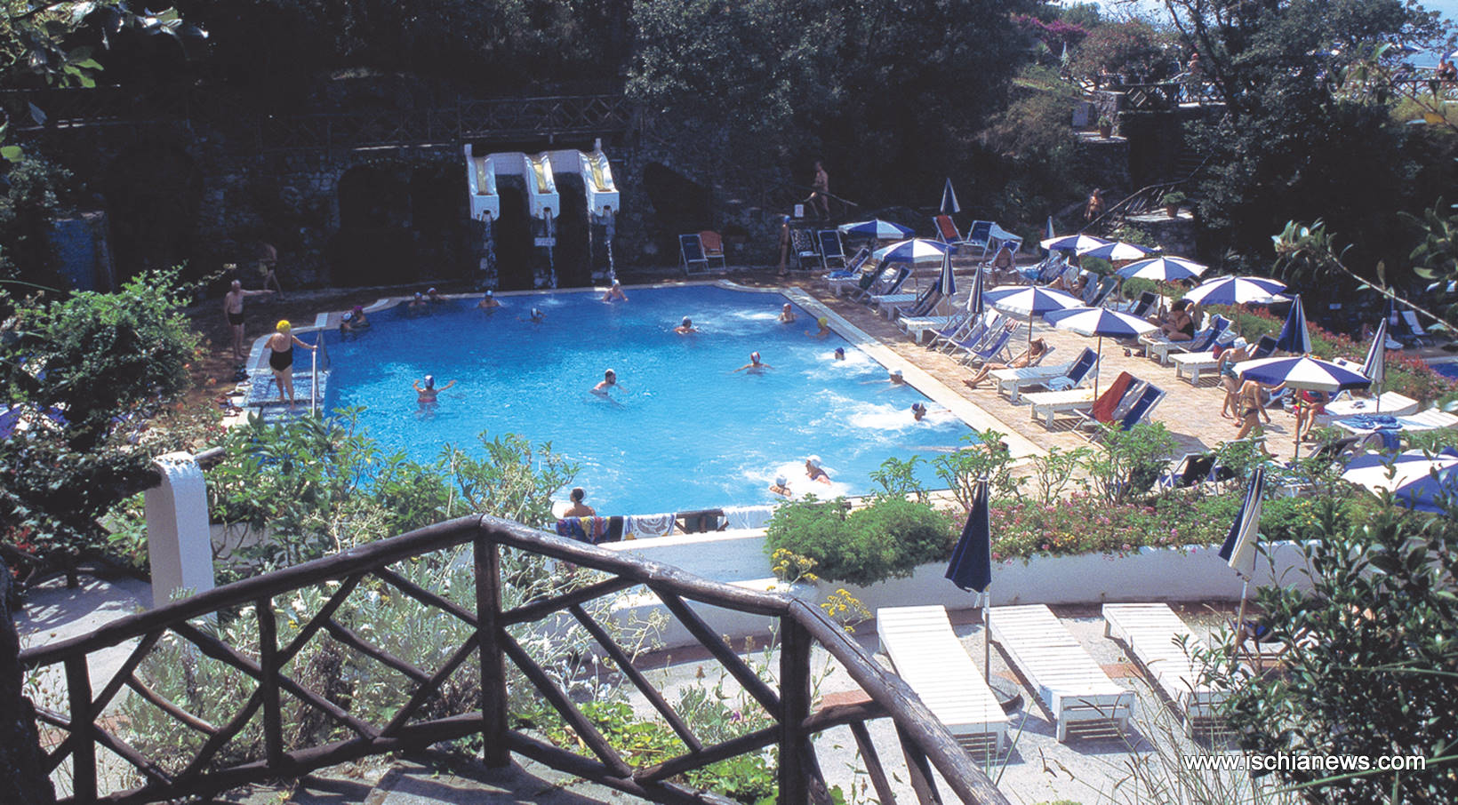 PISCINA_CON_CASCATA