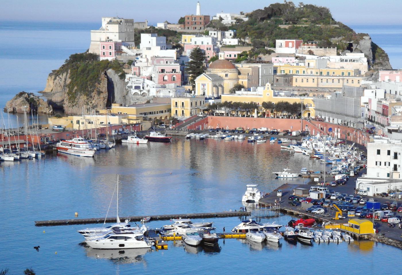 Panorama porto di Ponza