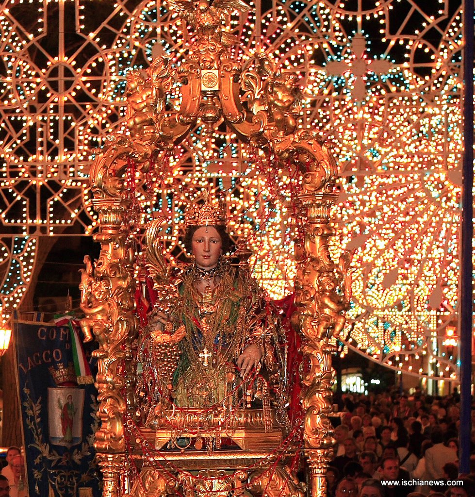 La venerata statua della Santa attraversa le vie del paese